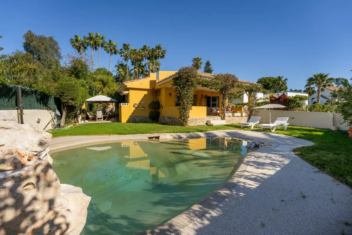 5-bedroom Villa In Estepona, Spain (169 M²)