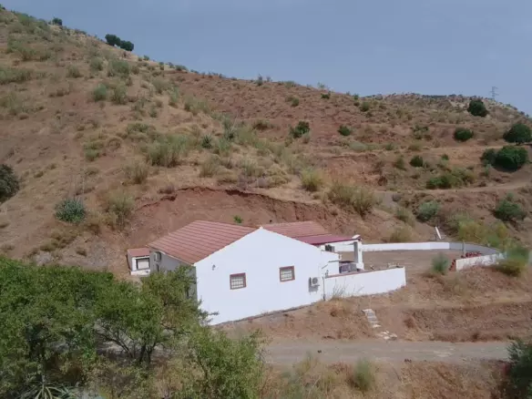 3-bedroom Villa In Álora, Spain (123 M²)