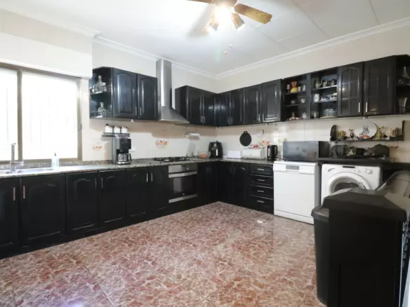 6-bedroom Villa In Crevillent, Spain (291 M²)