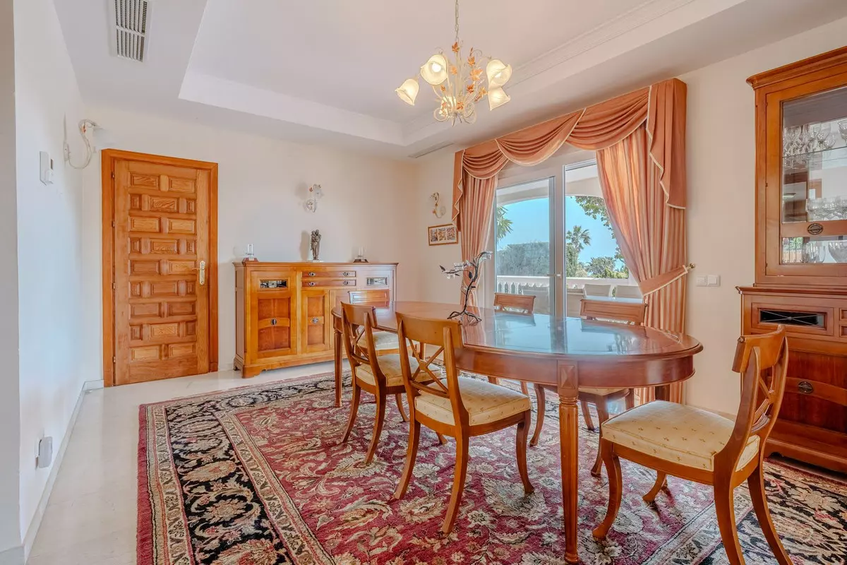 5-bedroom Villa In Estepona, Spain (282 M²)