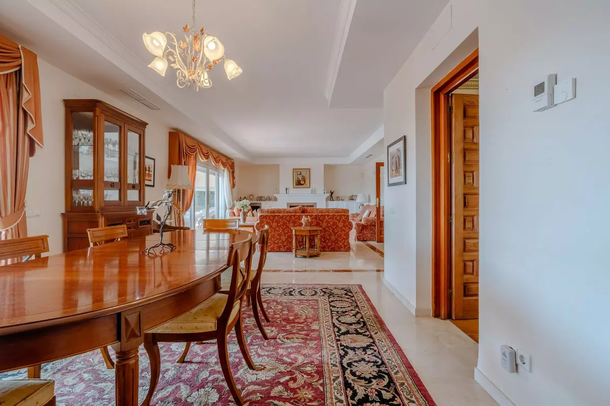 5-bedroom Villa In Estepona, Spain (282 M²)