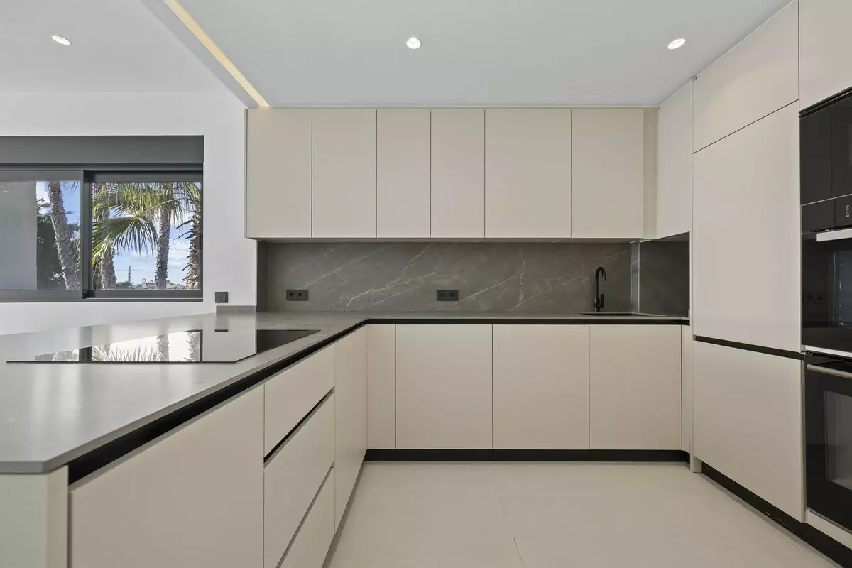 3-bedroom Apartment In Estepona, Spain (190 M²)