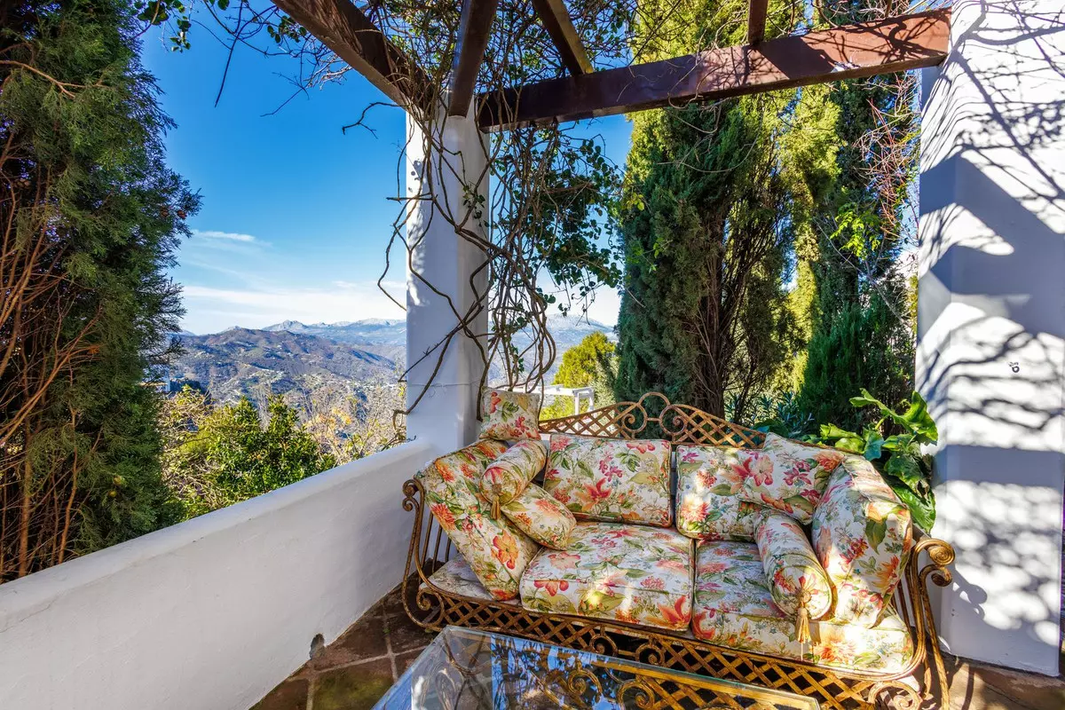 3-bedroom Town House In Comares, Spain (142 M²)