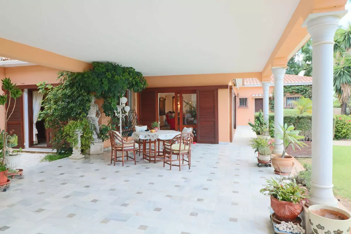 6-bedroom Villa In Estepona, Spain (531 M²)
