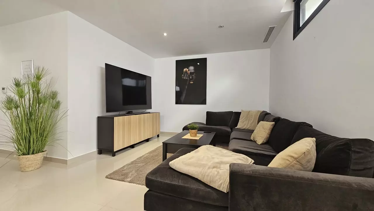 6-bedroom Villa In Villamartin, Spain (208 M²)