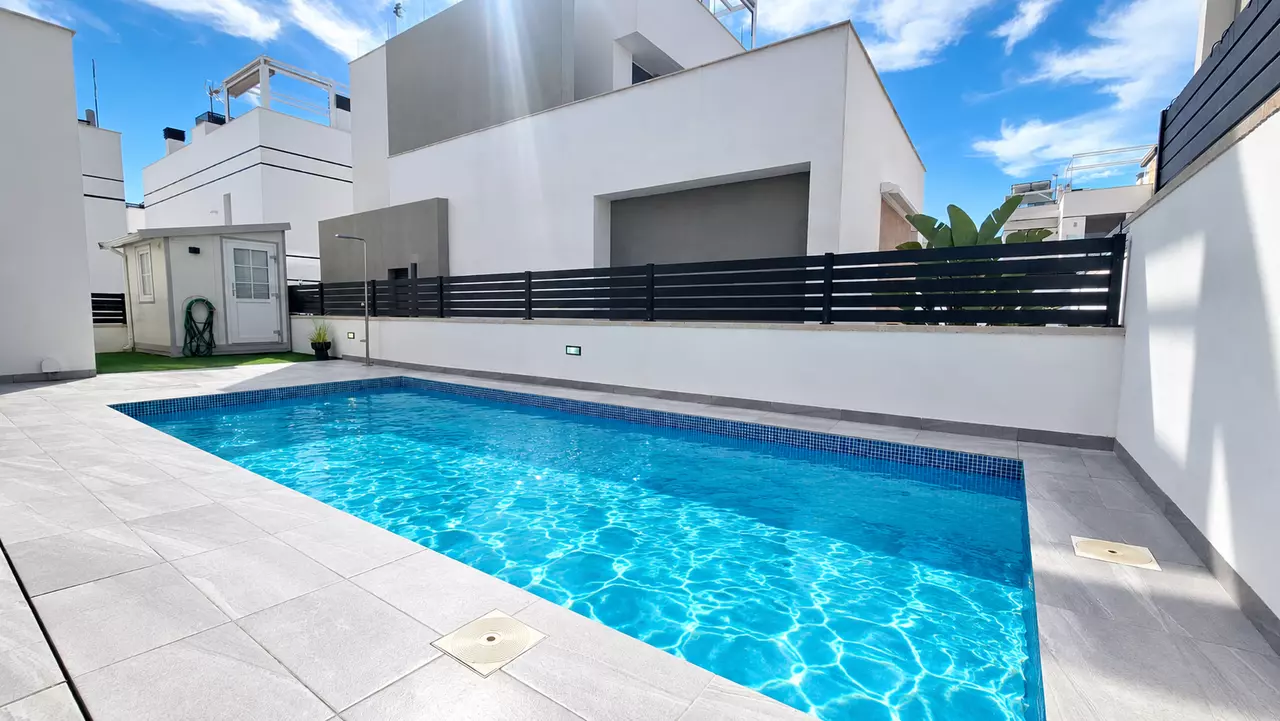 6-bedroom Villa In Villamartin, Spain (208 M²)