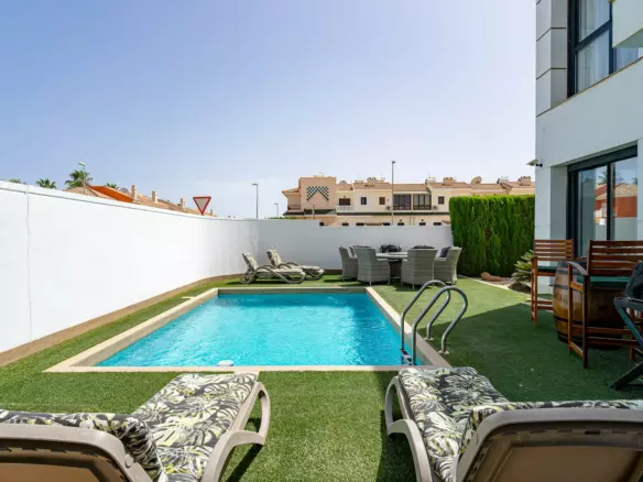 4-bedroom Villa In Rojales, Spain (166 M²)