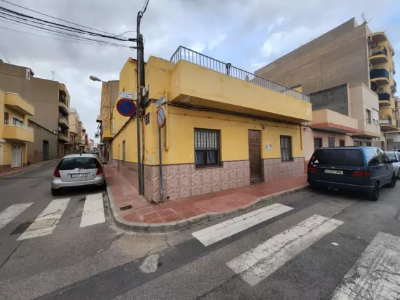 3-bedroom Townhouse In Sax, Spain (180 M²)