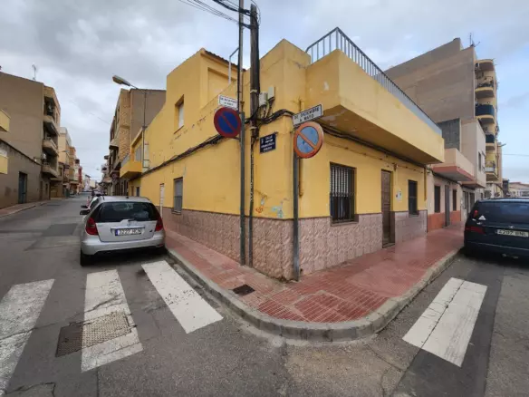 3-bedroom Townhouse In Sax, Spain (180 M²)