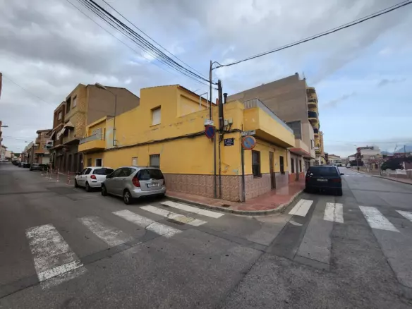 3-bedroom Townhouse In Sax, Spain (180 M²)