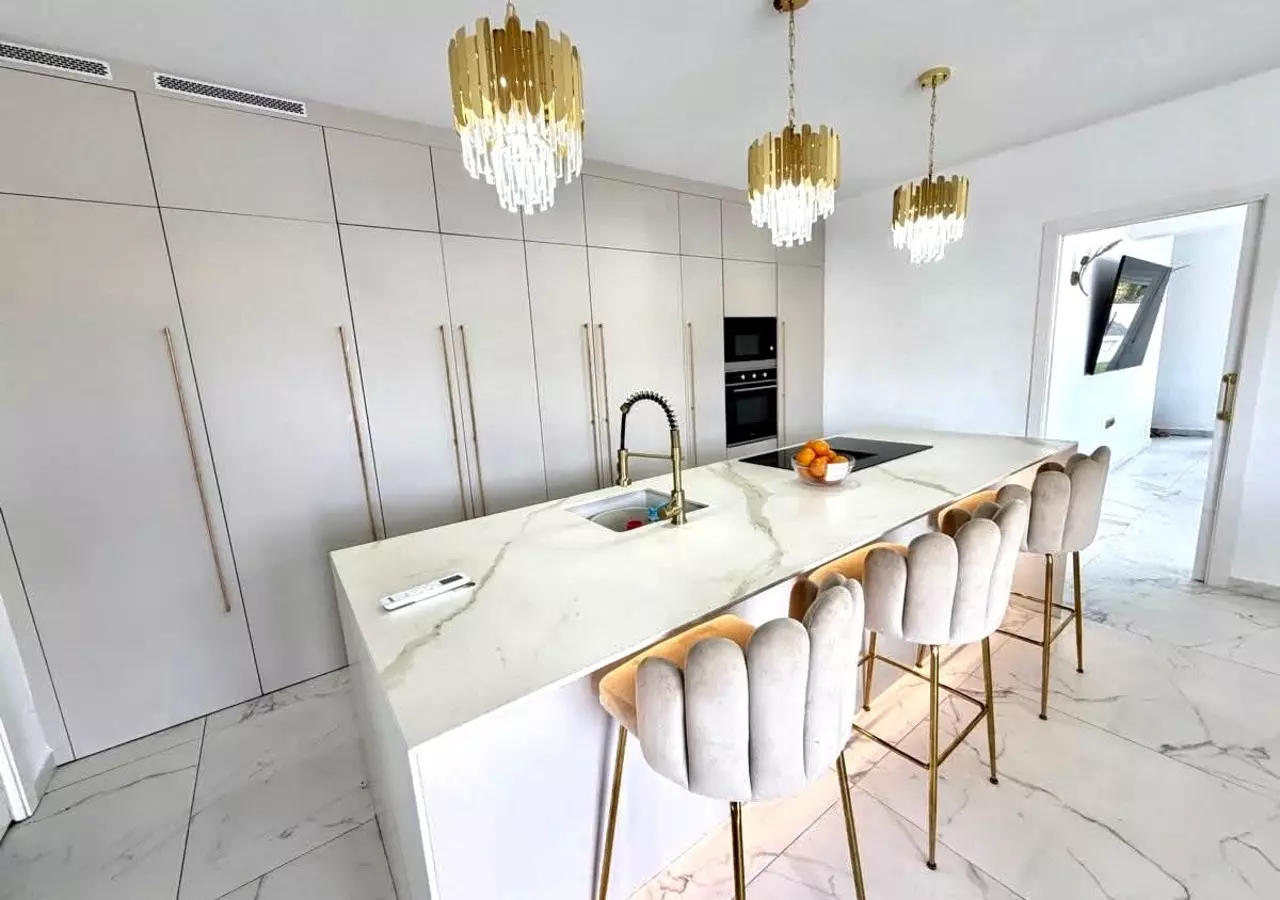 6-bedroom Villa In Villamartin, Spain (218 M²)