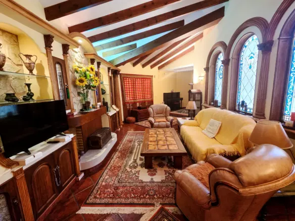 9-bedroom Villa In Elche, Spain (285 M²)