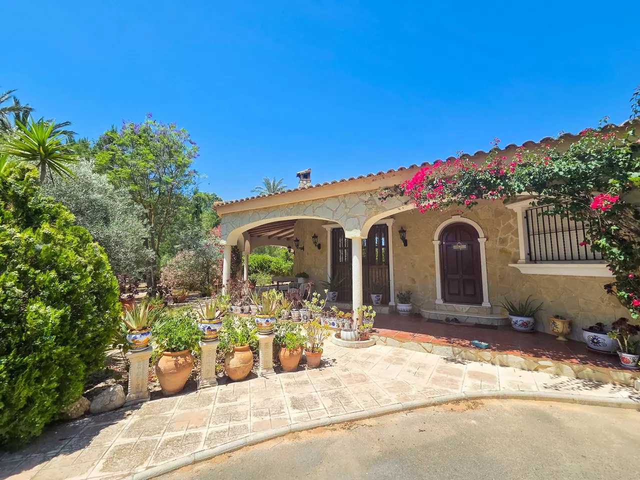 9-bedroom Villa In Elche, Spain (285 M²)