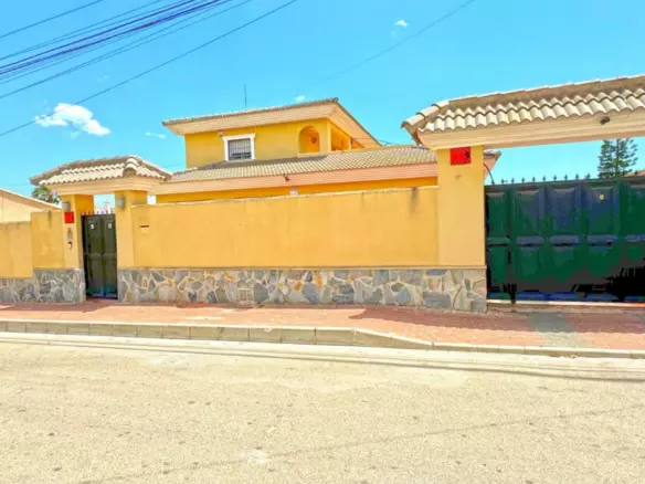 6-bedroom Villa In Torrevieja, Spain (340 M²)