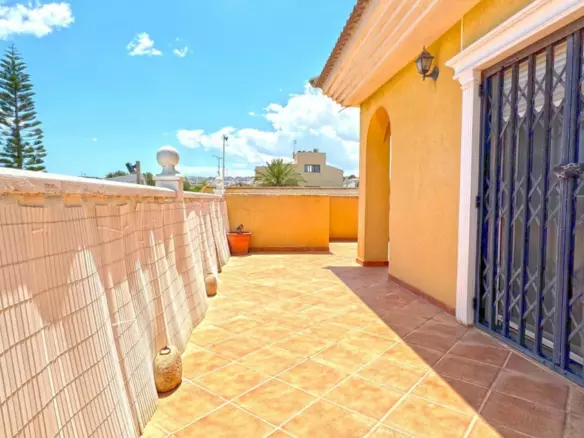 6-bedroom Villa In Torrevieja, Spain (340 M²)