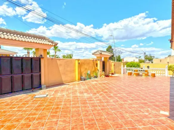 6-bedroom Villa In Torrevieja, Spain (340 M²)