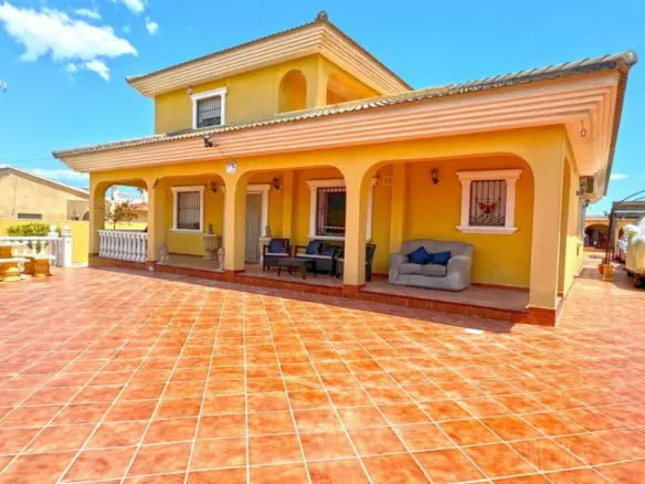 6-bedroom Villa In Torrevieja, Spain (340 M²)