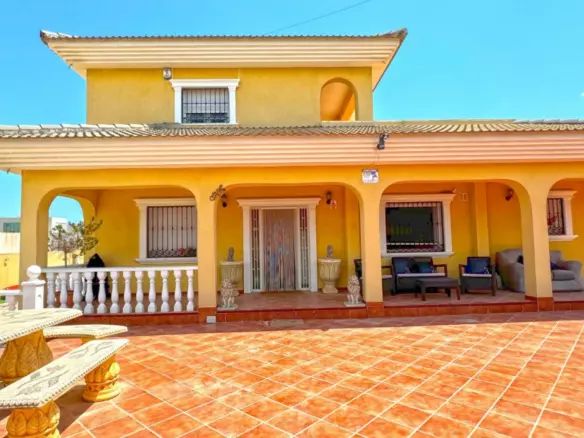 6-bedroom Villa In Torrevieja, Spain (340 M²)