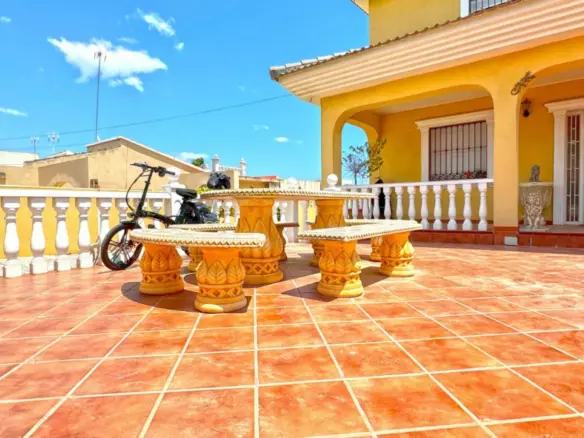 6-bedroom Villa In Torrevieja, Spain (340 M²)