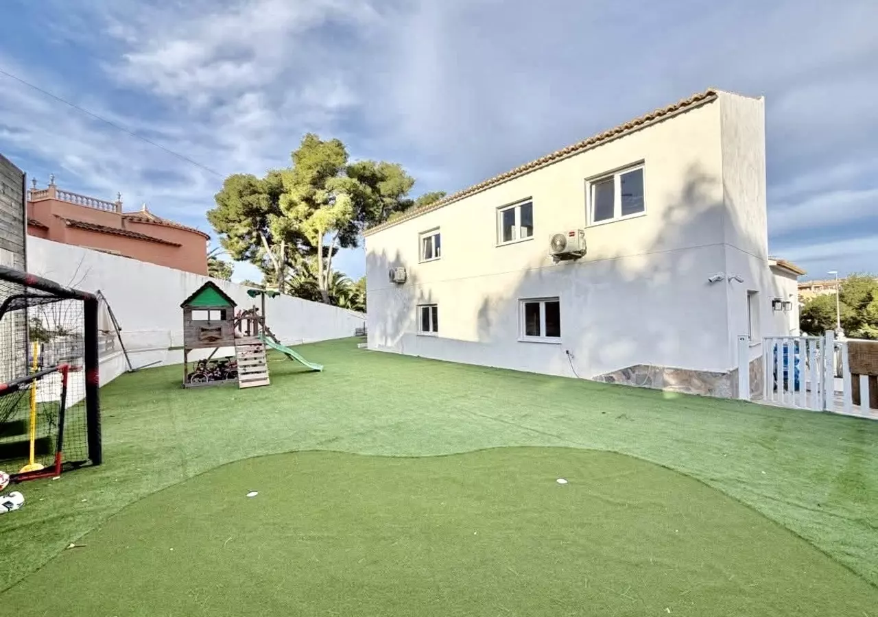 6-bedroom Villa In Villamartin, Spain (218 M²)