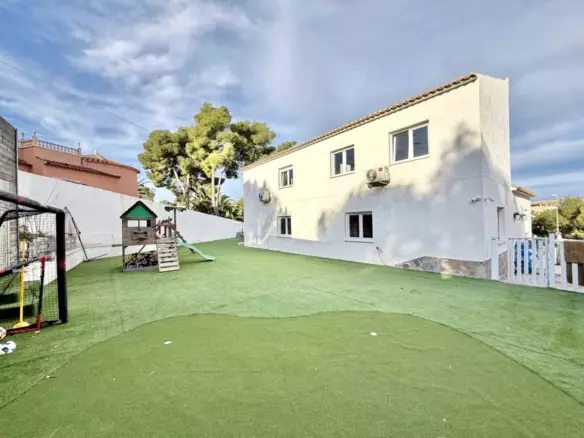 6-bedroom Villa In Villamartin, Spain (218 M²)