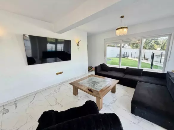 6-bedroom Villa In Villamartin, Spain (218 M²)