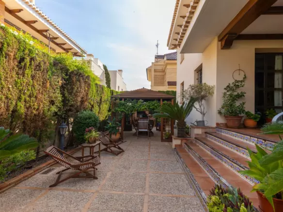 6-bedroom Villa In Torrevieja, Spain (720 M²)