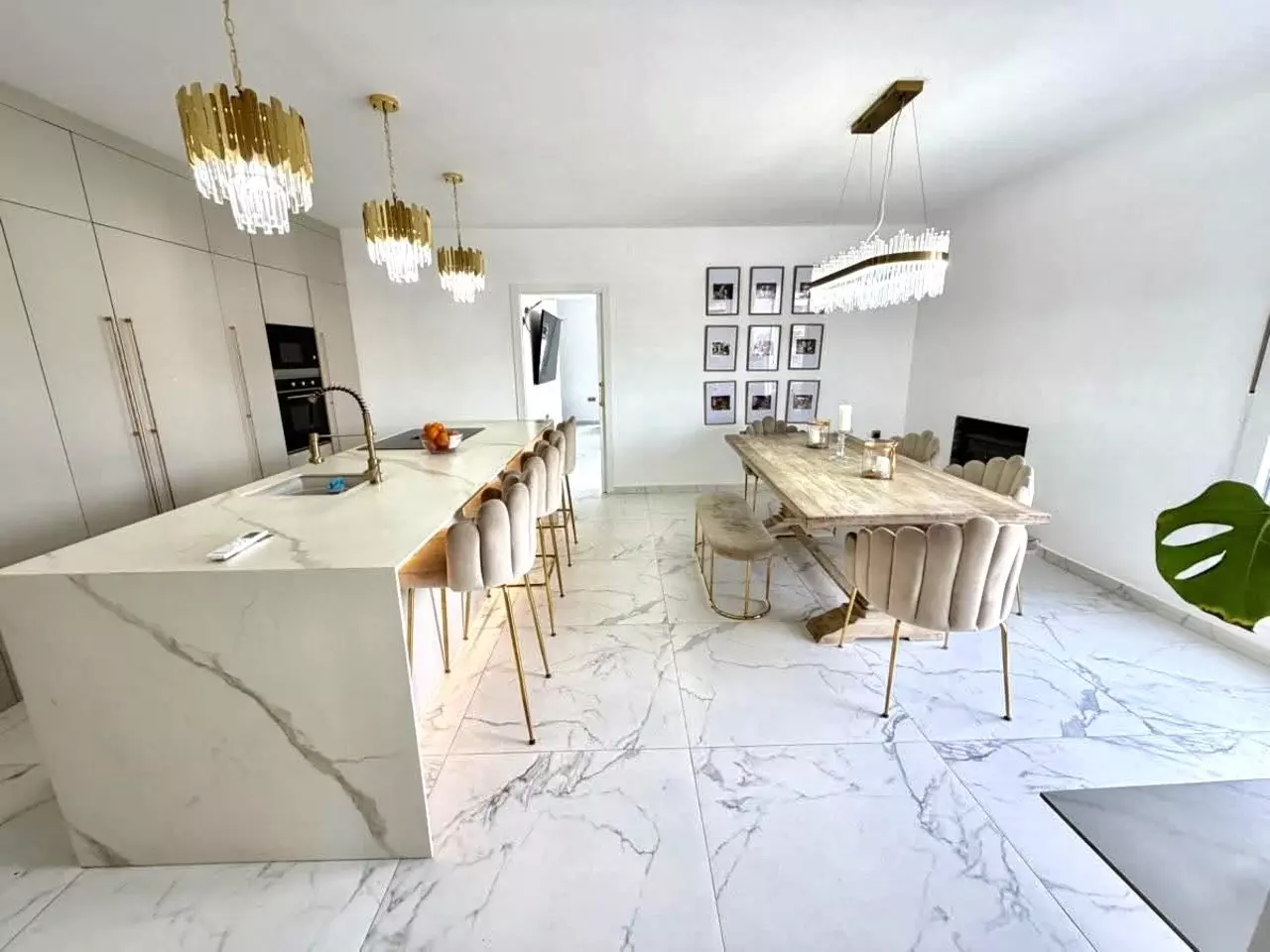 6-bedroom Villa In Villamartin, Spain (218 M²)
