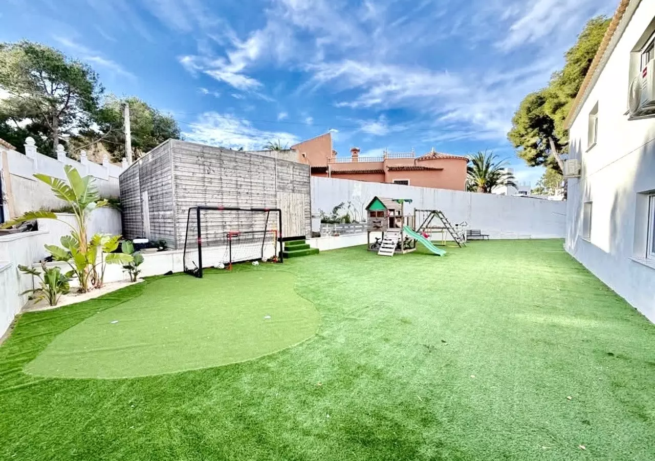 6-bedroom Villa In Villamartin, Spain (218 M²)