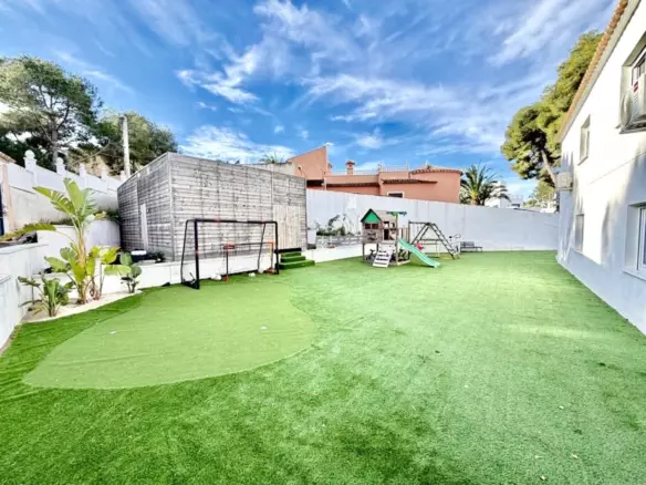 6-bedroom Villa In Villamartin, Spain (218 M²)
