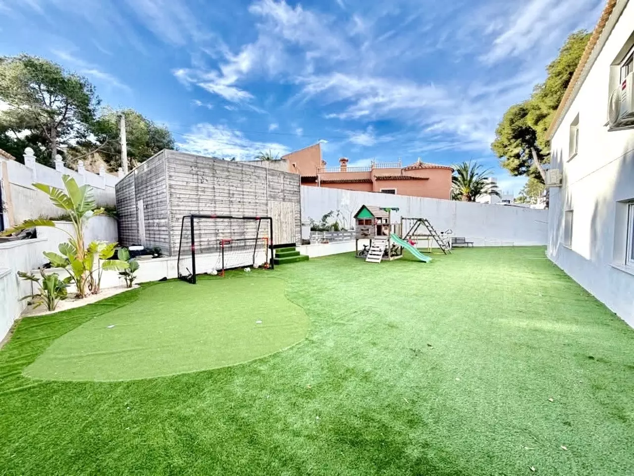 6-bedroom Villa In Villamartin, Spain (218 M²)