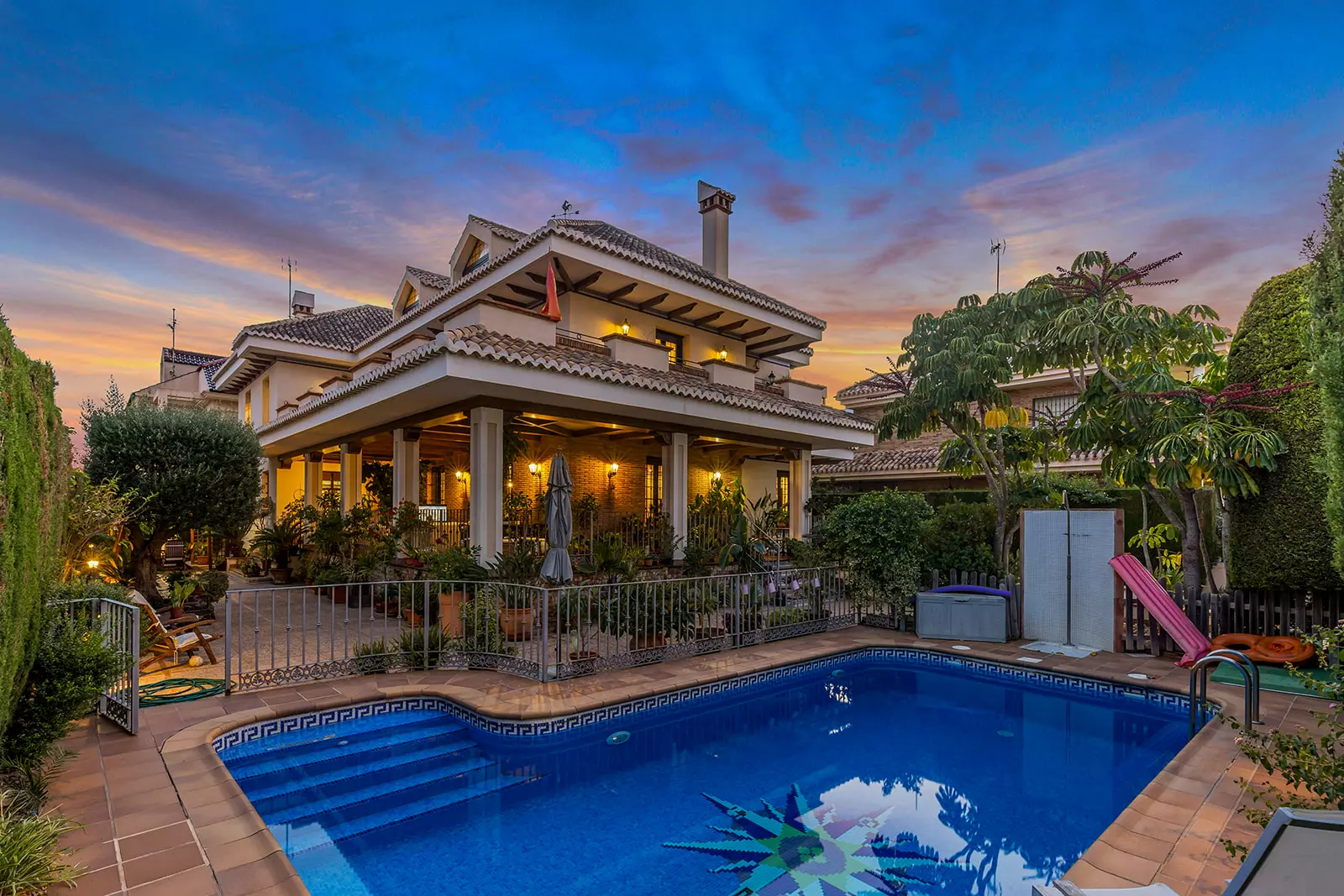 6-bedroom Villa In Torrevieja, Spain (728 M²)