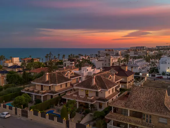 6-bedroom Villa In Torrevieja, Spain (728 M²)