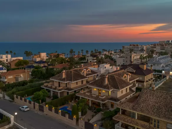 6-bedroom Villa In Torrevieja, Spain (728 M²)