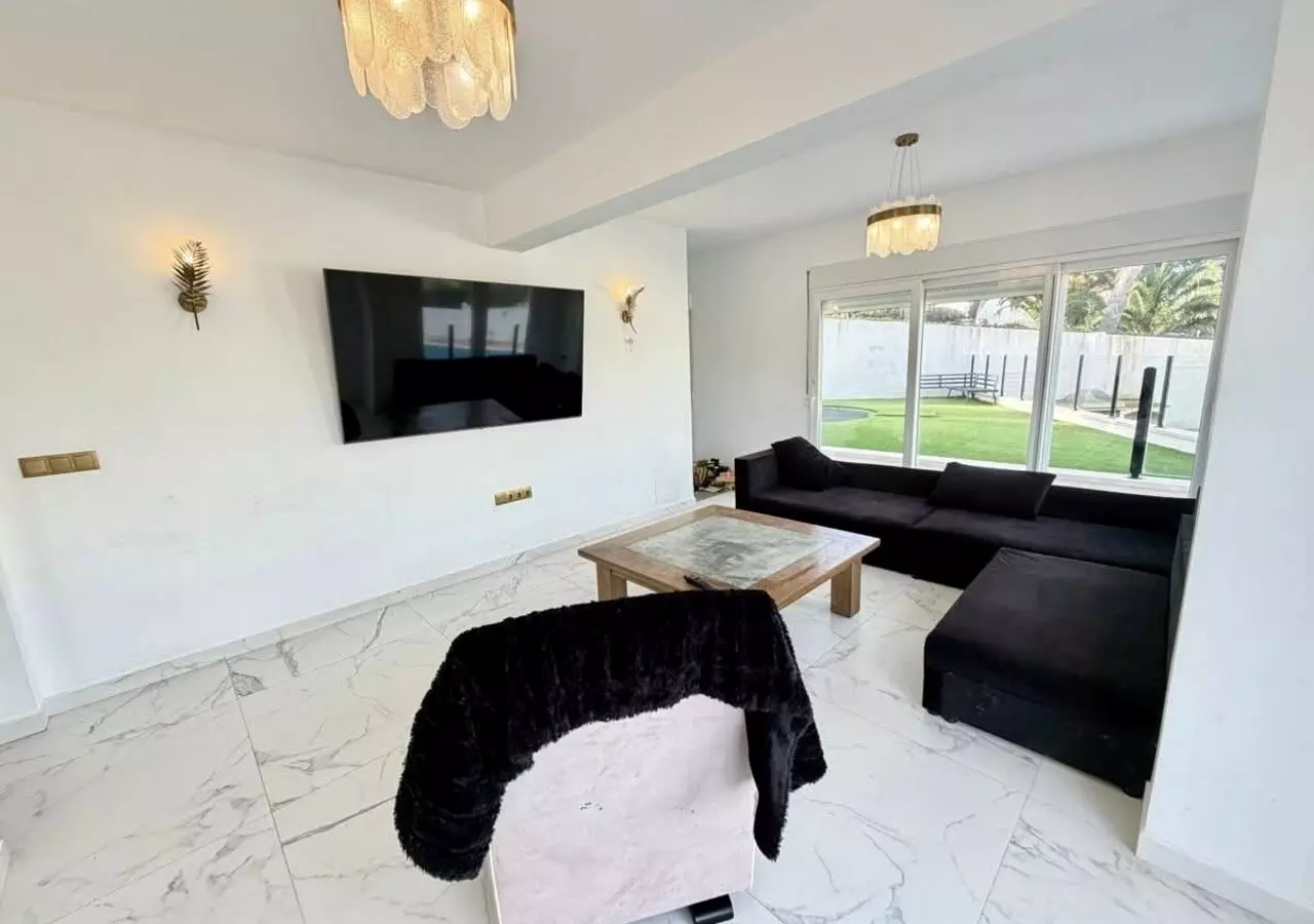 6-bedroom Villa In Villamartin, Spain (218 M²)