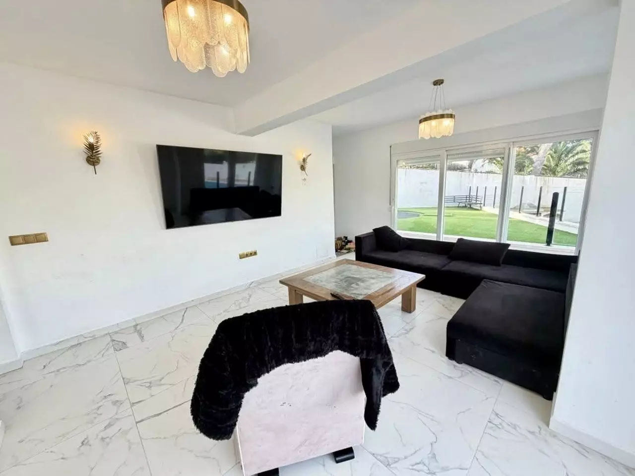 6-bedroom Villa In Villamartin, Spain (218 M²)