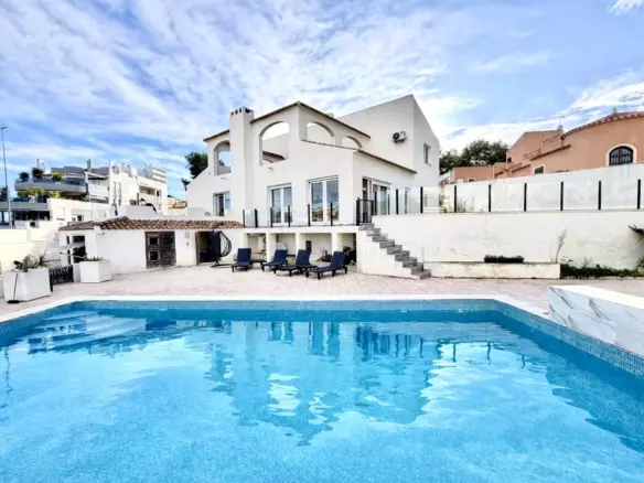 6-bedroom Villa In Villamartin, Spain (218 M²)