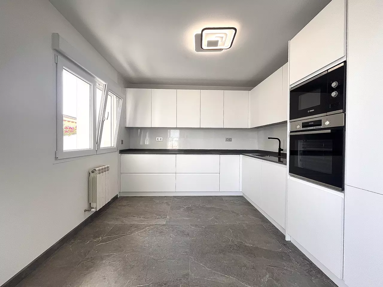 6-bedroom Villa In Torrevieja, Spain (218 M²)