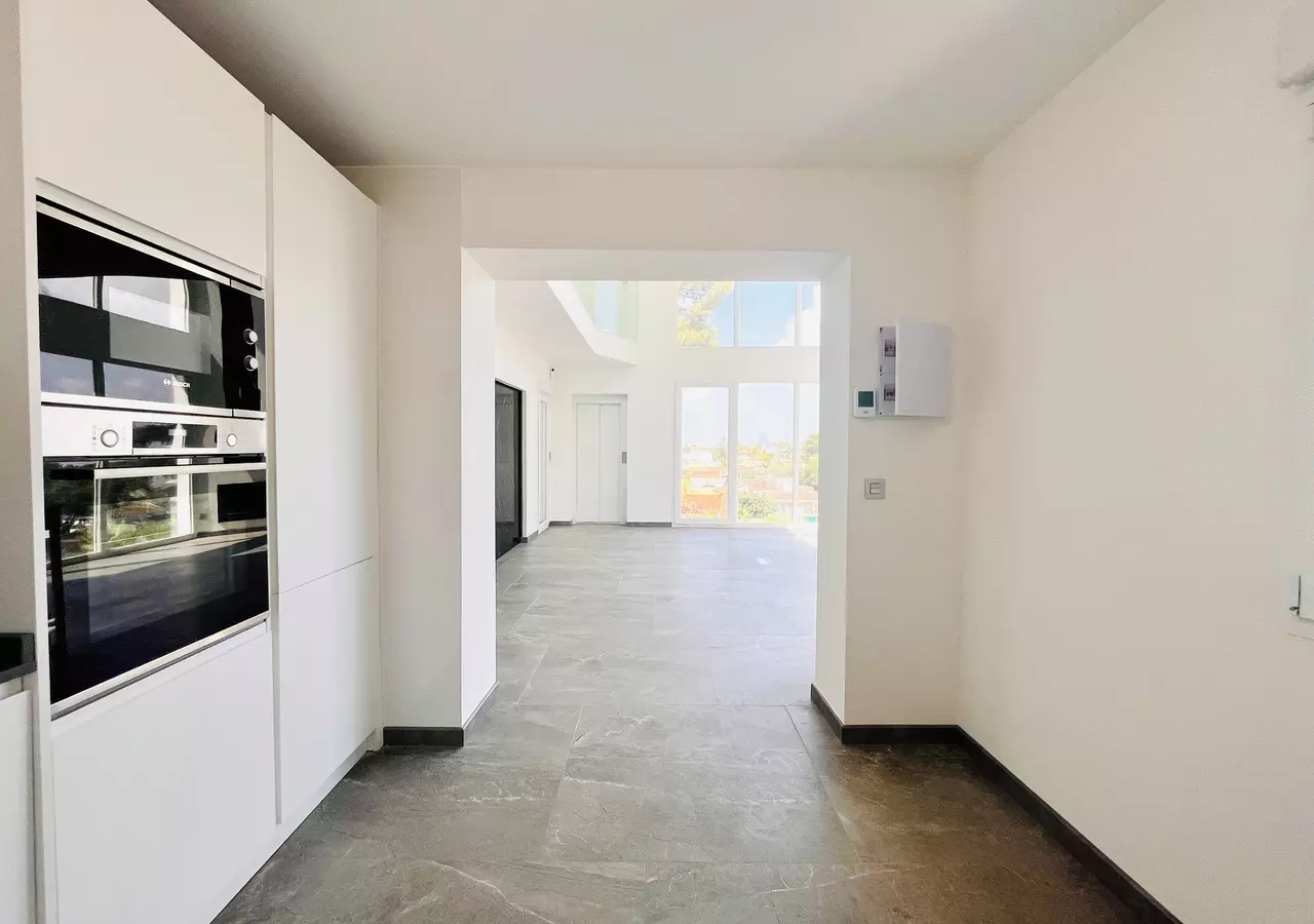 6-bedroom Villa In Torrevieja, Spain (218 M²)