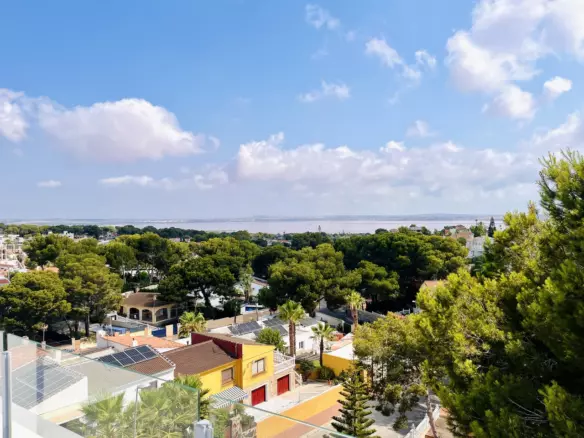6-bedroom Villa In Torrevieja, Spain (218 M²)