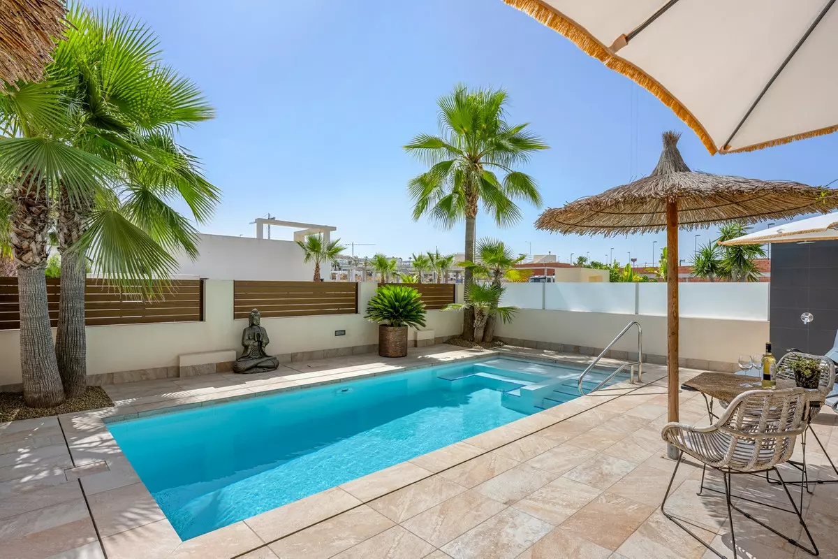 3-bedroom Villa In Benijofar, Spain (266 M²)