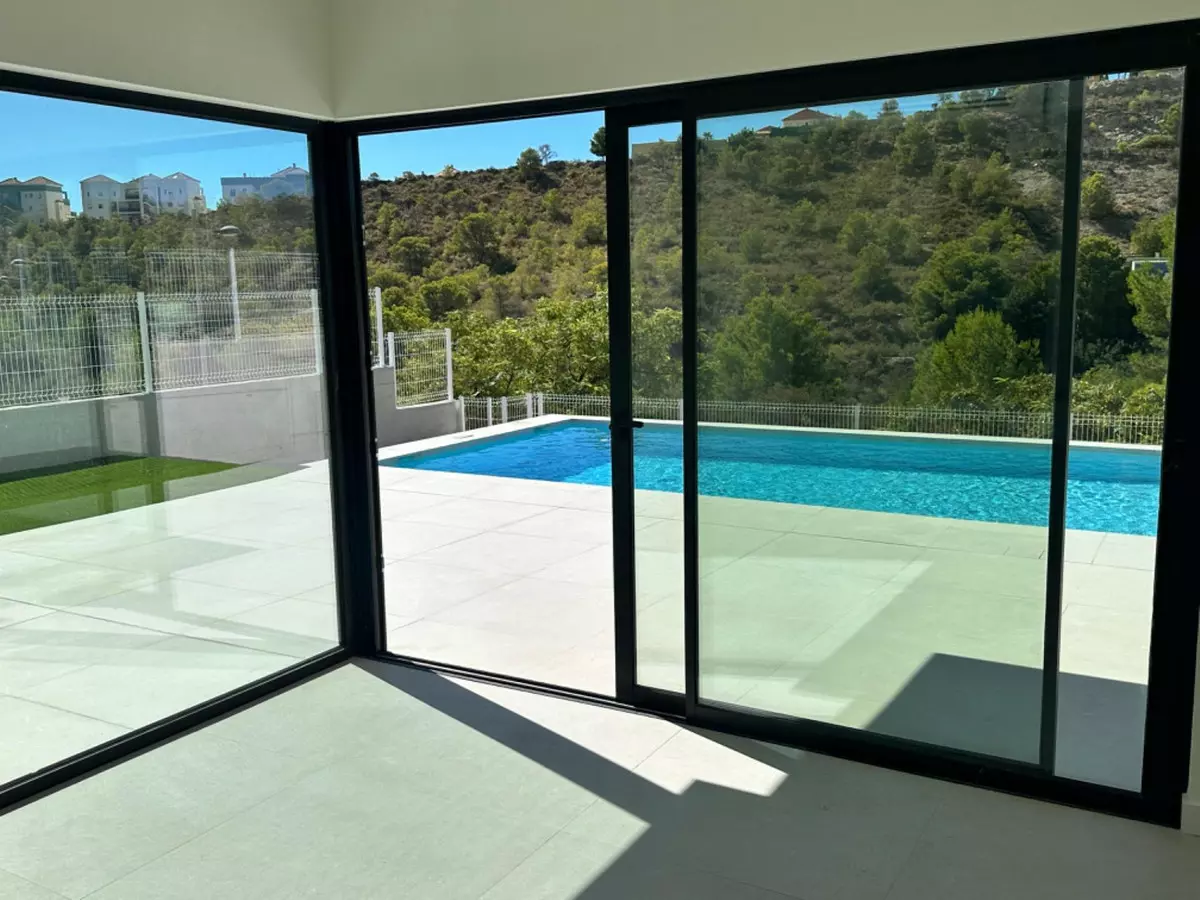 3-bedroom Villa In Alicante, Spain (222 M²)