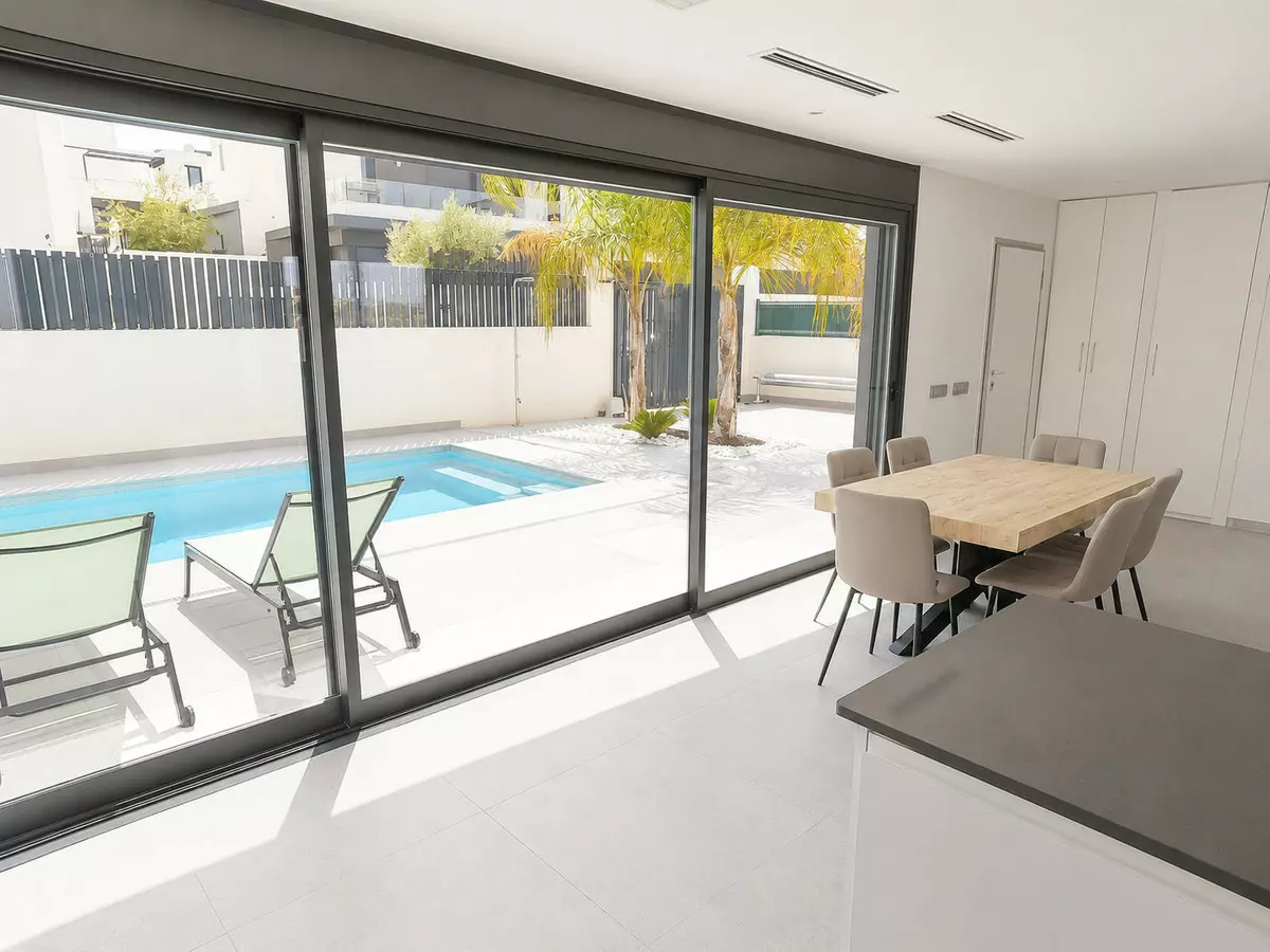 5-bedroom Villa In Algorfa, Spain (200 M²)