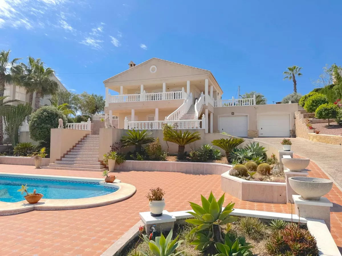 3-bedroom Villa In Algorfa, Spain (216 M²)