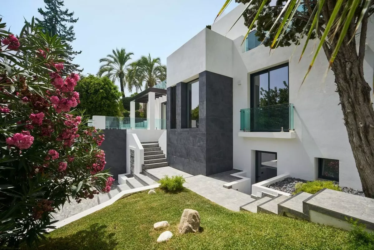 5-bedroom Villa In Marbella, Spain (590 M²)