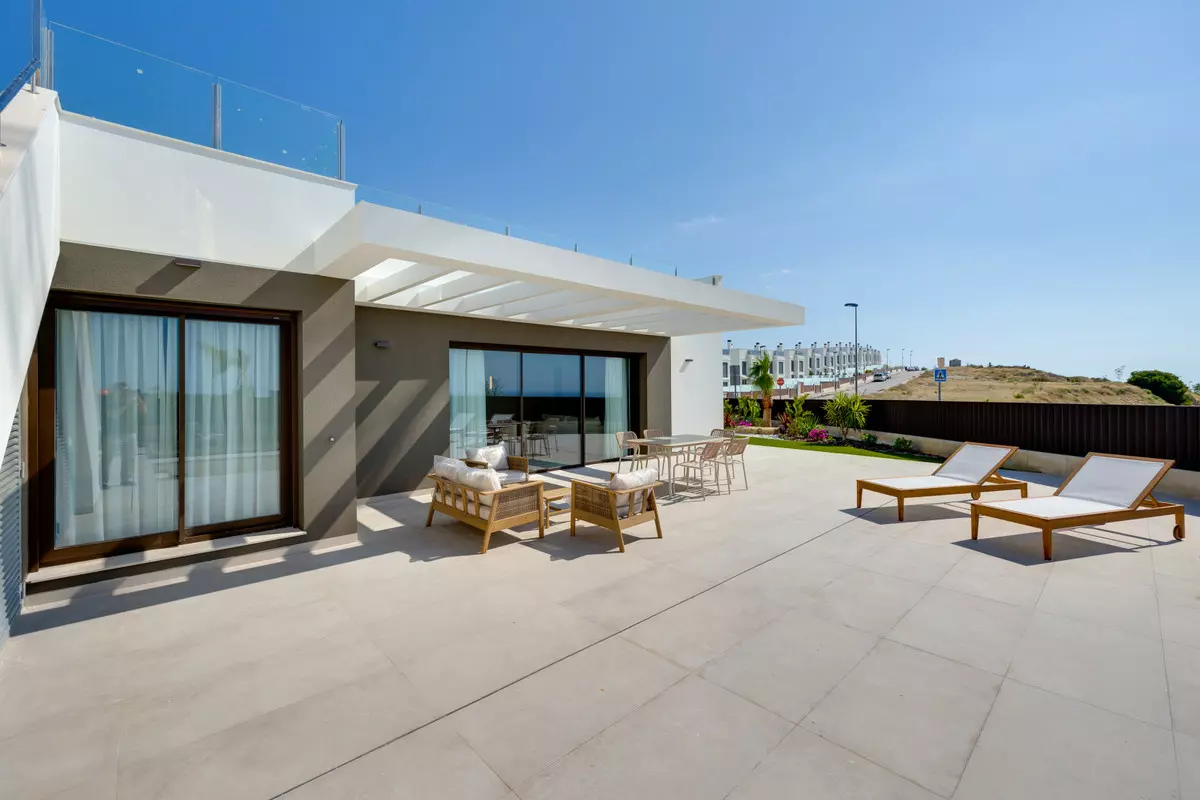 3-bedroom Villa In Alicante, Spain (124 M²)