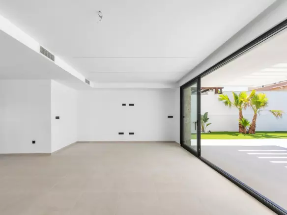 4-bedroom Villa In Torrevieja, Spain (213 M²)