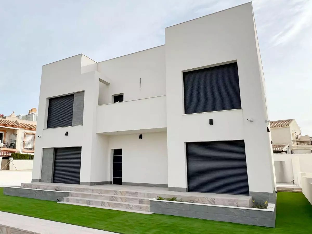 5-bedroom Villa In Torrevieja, Spain (368 M²)