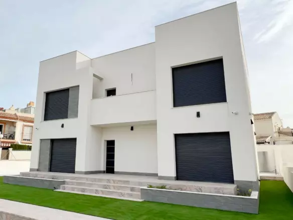 5-bedroom Villa In Torrevieja, Spain (368 M²)