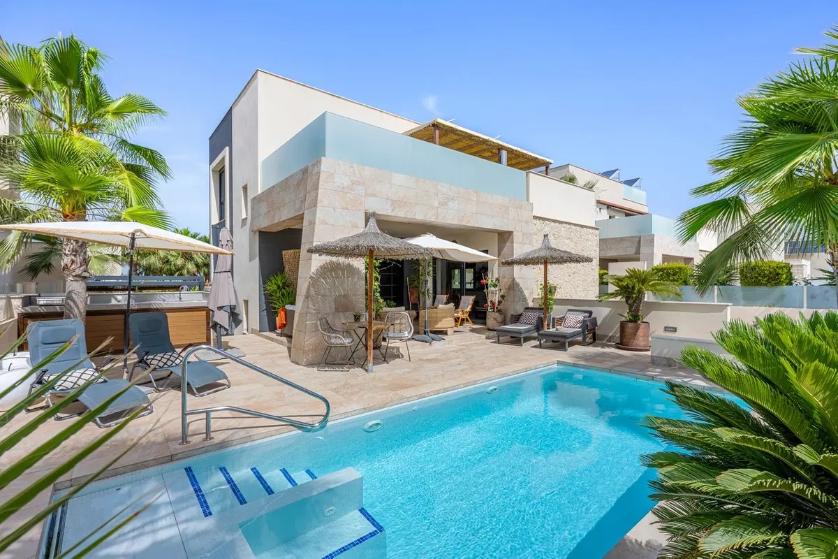 3-bedroom Villa In Benijofar, Spain (266 M²)
